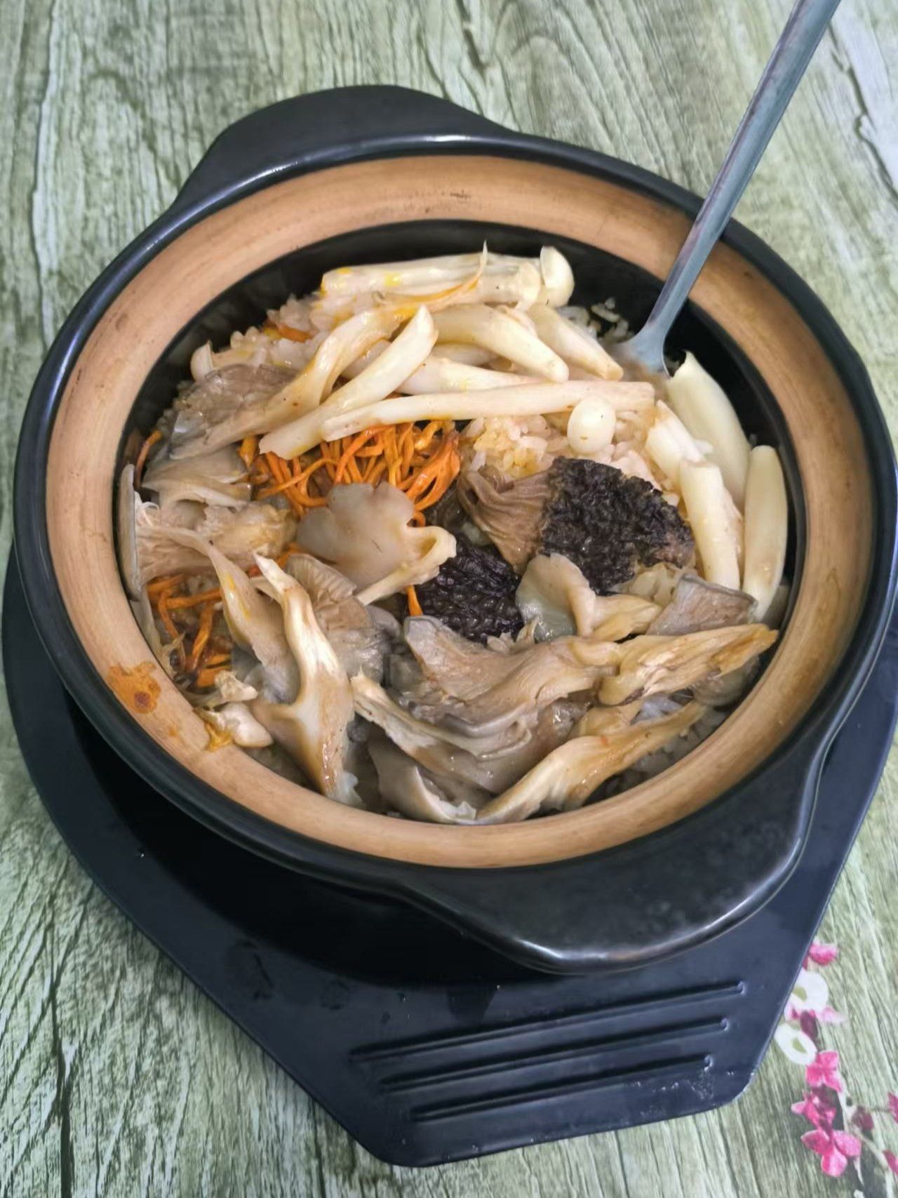 素菜煮羊肚菌汤搭配(羊肚菌炖汤素汤最佳做法)