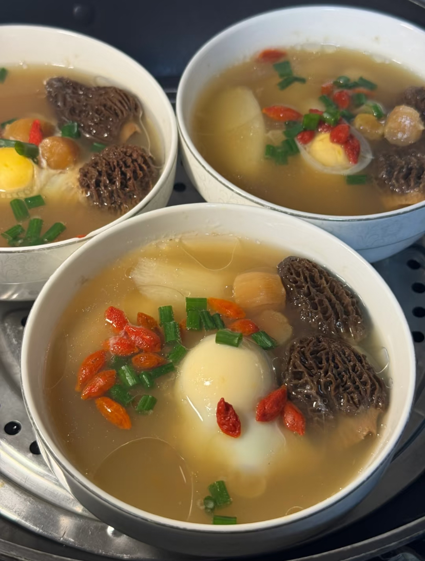 素菜煮羊肚菌汤搭配(羊肚菌炖汤素汤最佳做法)