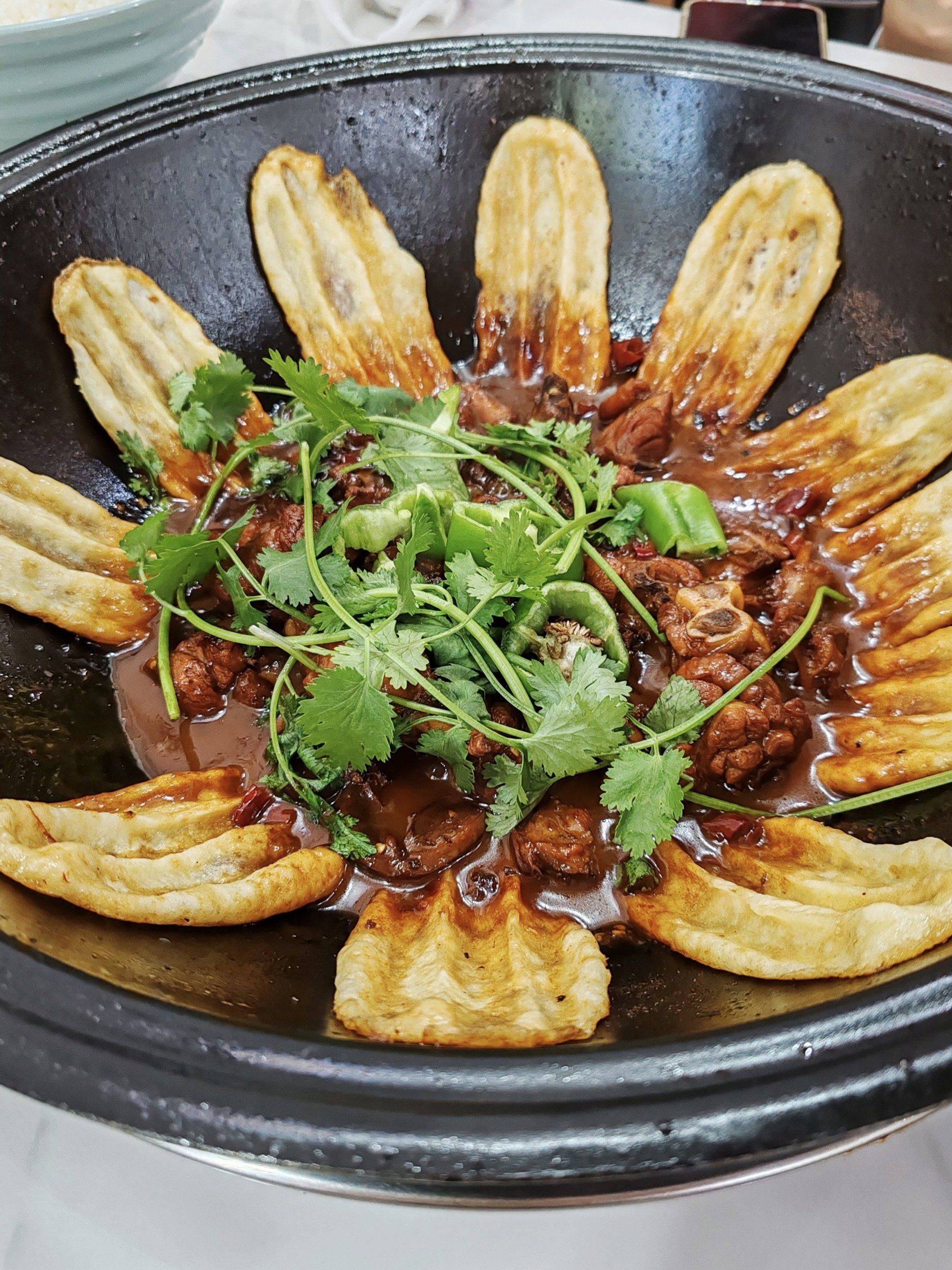 东北大锅炖的特色(东北大锅炖的特色菜是什么)