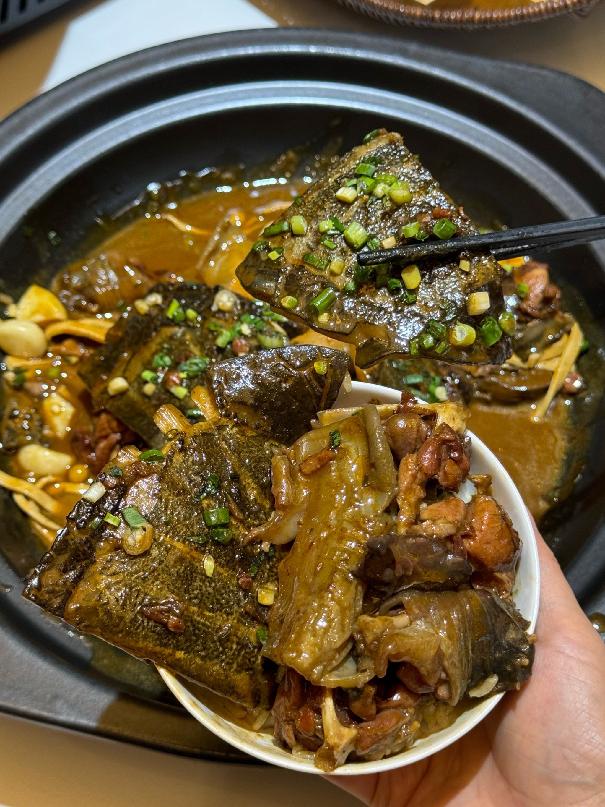 吃江鲶应该配什么素菜(江鲶鱼不能和什么一起吃)