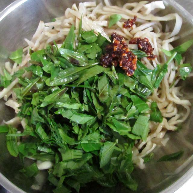 花椒芽怎么拌凉菜(凉拌花椒芽有什么功效)