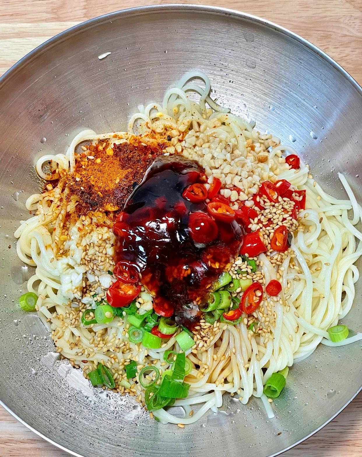 海鲜拌面的做法的特色(海鲜拌面的做法的特色和做法)