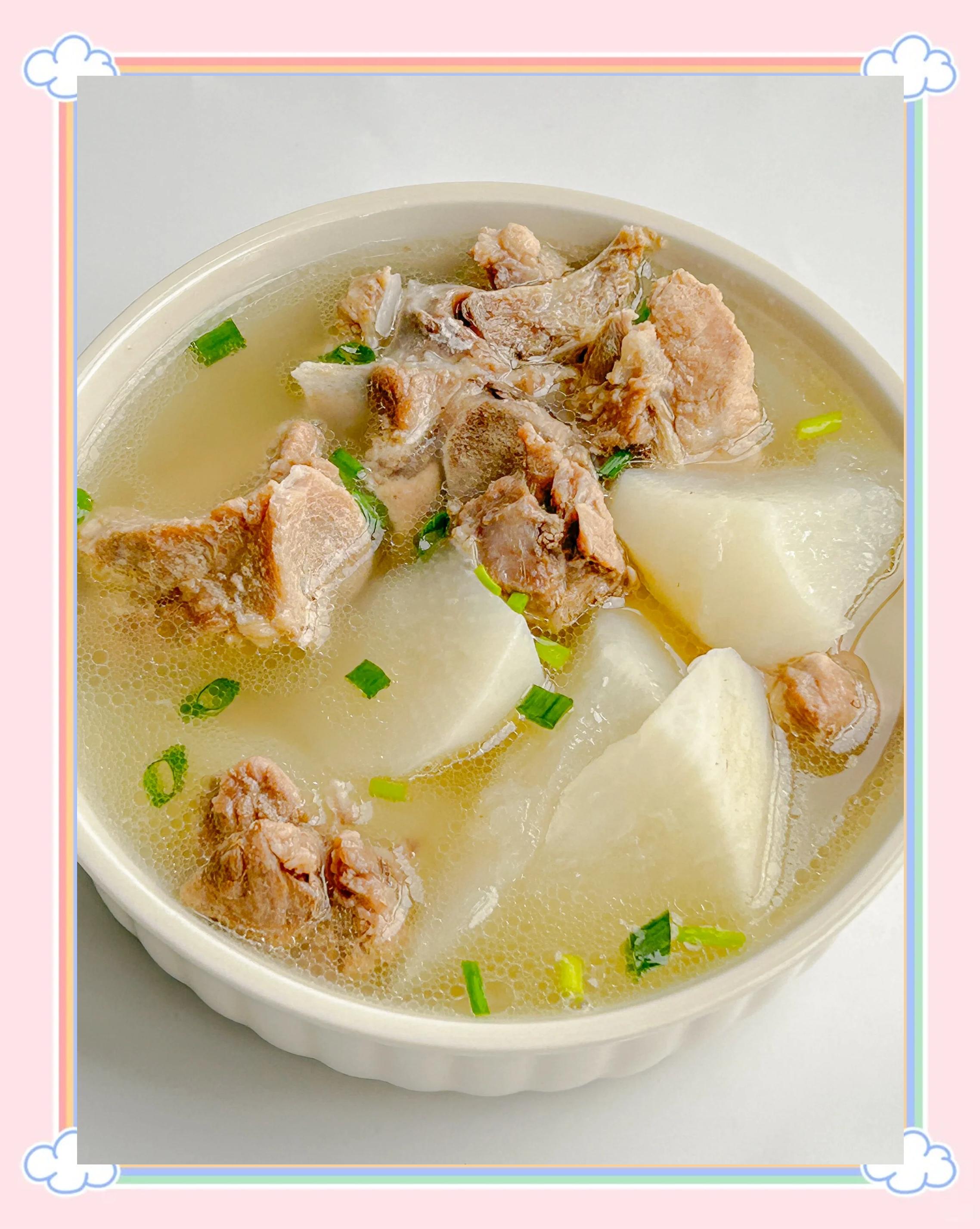 炖大骨头汤的家常做法(炖大骨头汤的做法怎么做有营养窍门)