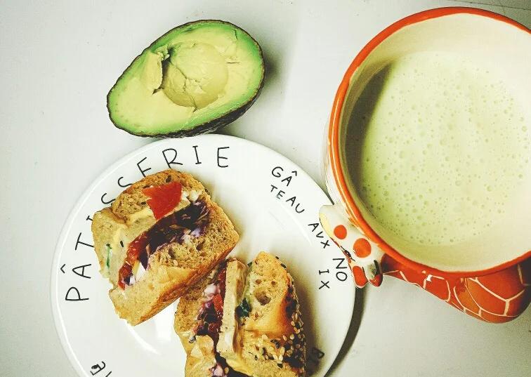 牛油果奶昔早餐(牛油果奶昔的做法窍门)