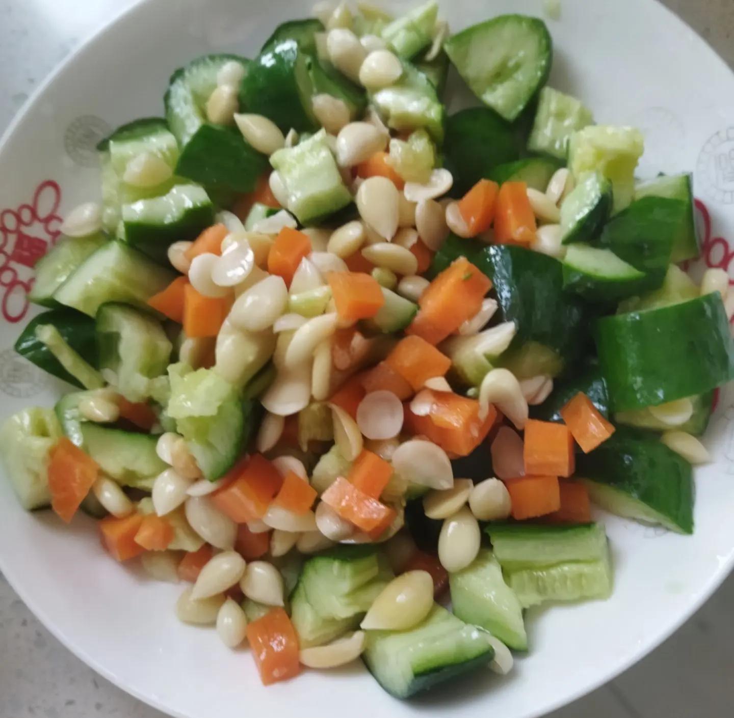 杏仁怎样拌凉菜(凉拌杏仁都放什么调料)