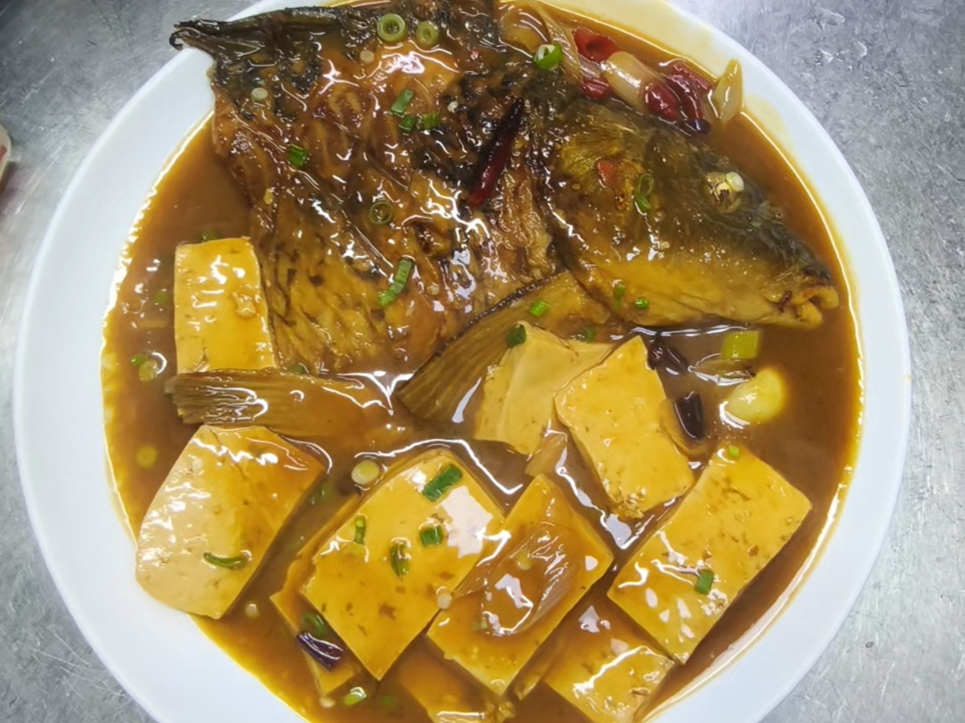 鲢鱼炖豆腐特色(鲢鱼炖豆腐汤的家常做法)