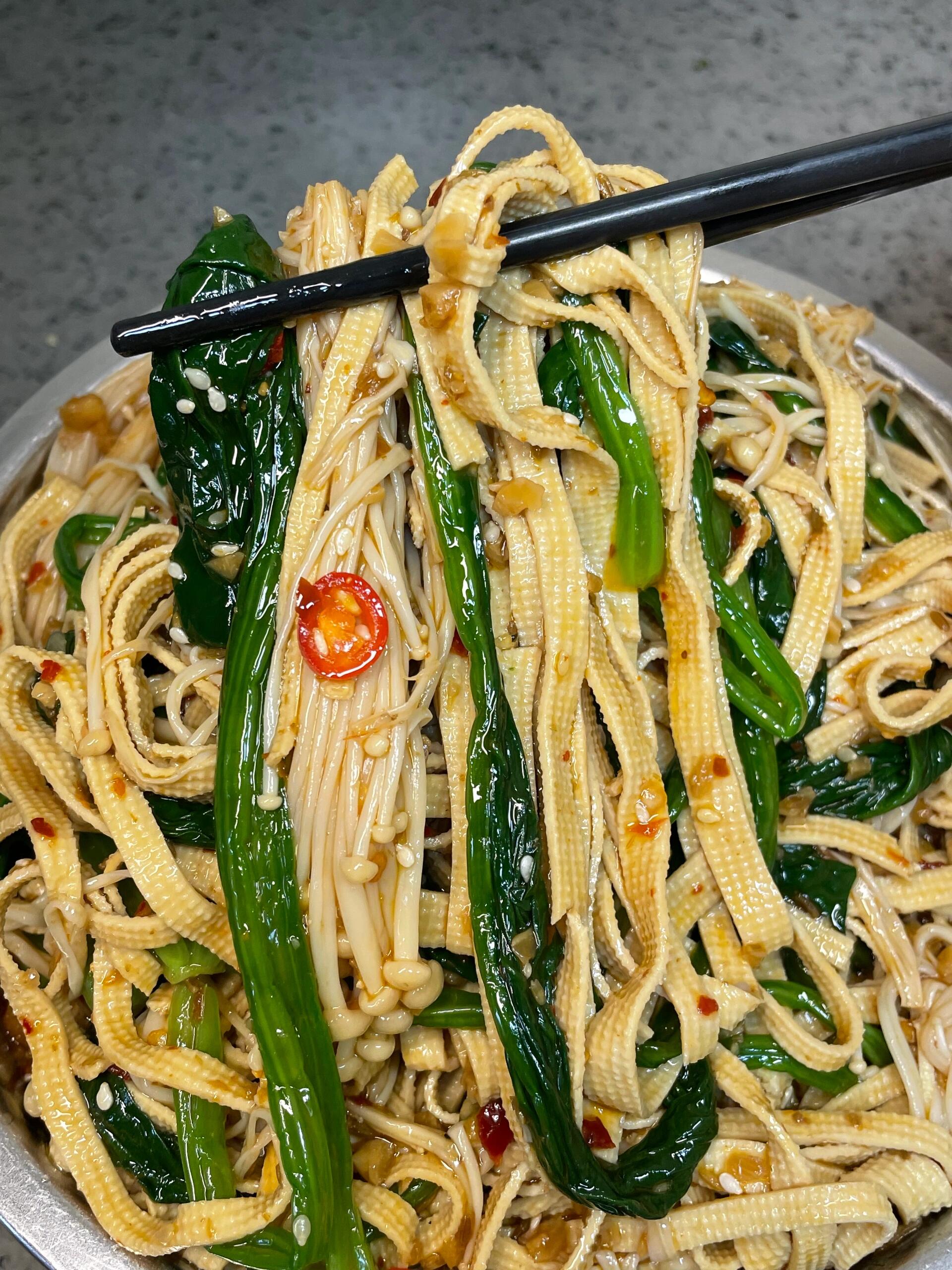 凉拌的素菜(凉拌素菜放冰箱第二天还能吃吗) 凉拌的素菜(凉拌素菜放冰箱第二天还能吃吗)