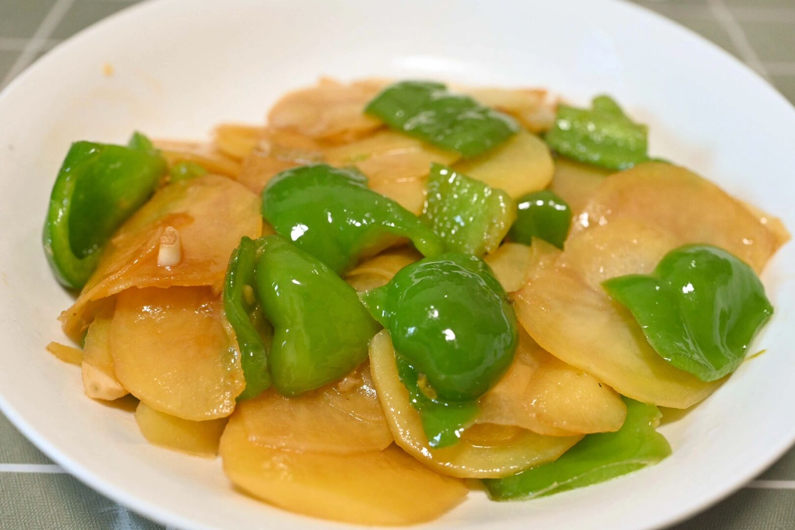 青椒炒土豆片的家常做法(青椒炒土豆片怎么炒才好吃)