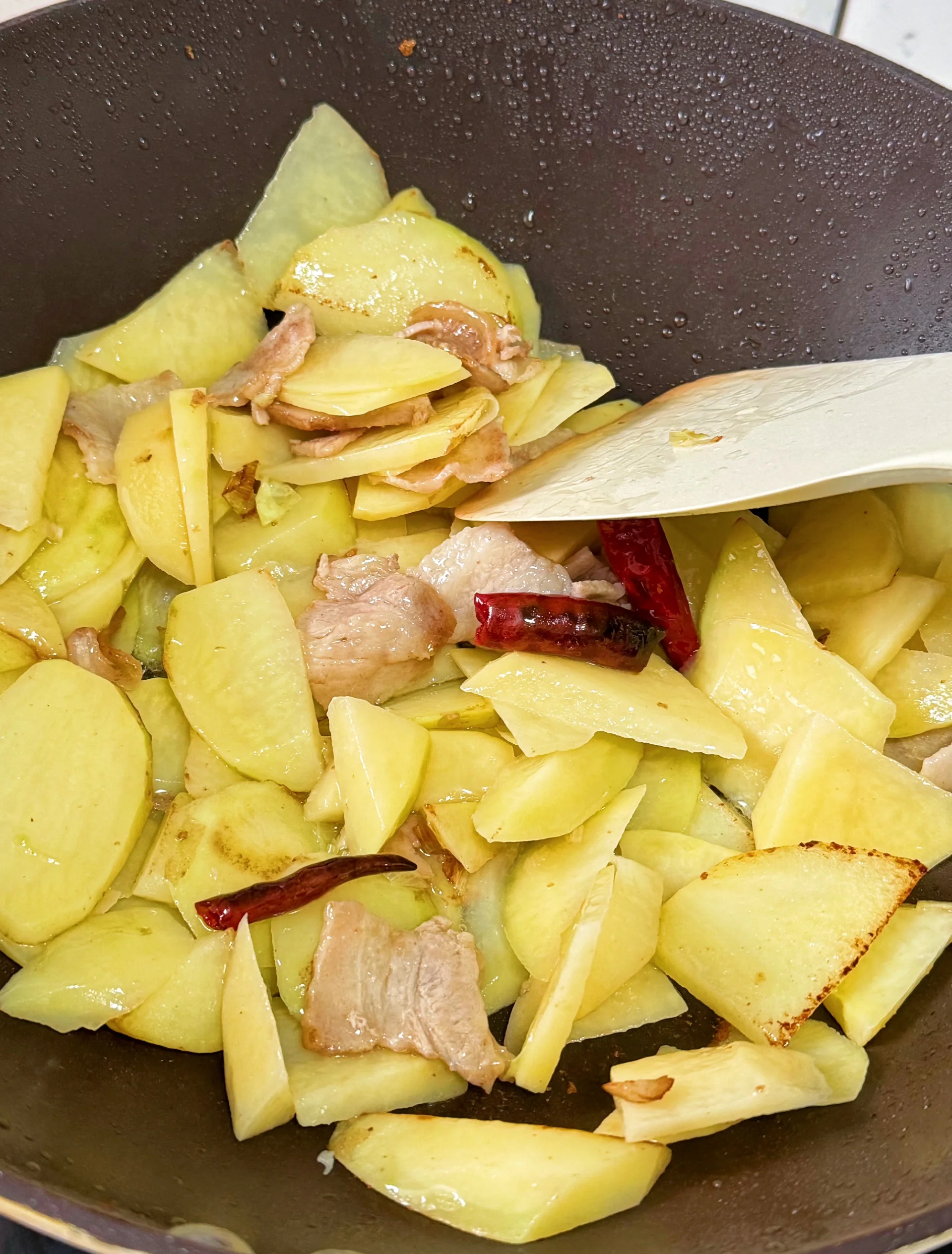 青椒炒土豆片的家常做法(青椒炒土豆片怎么炒才好吃)