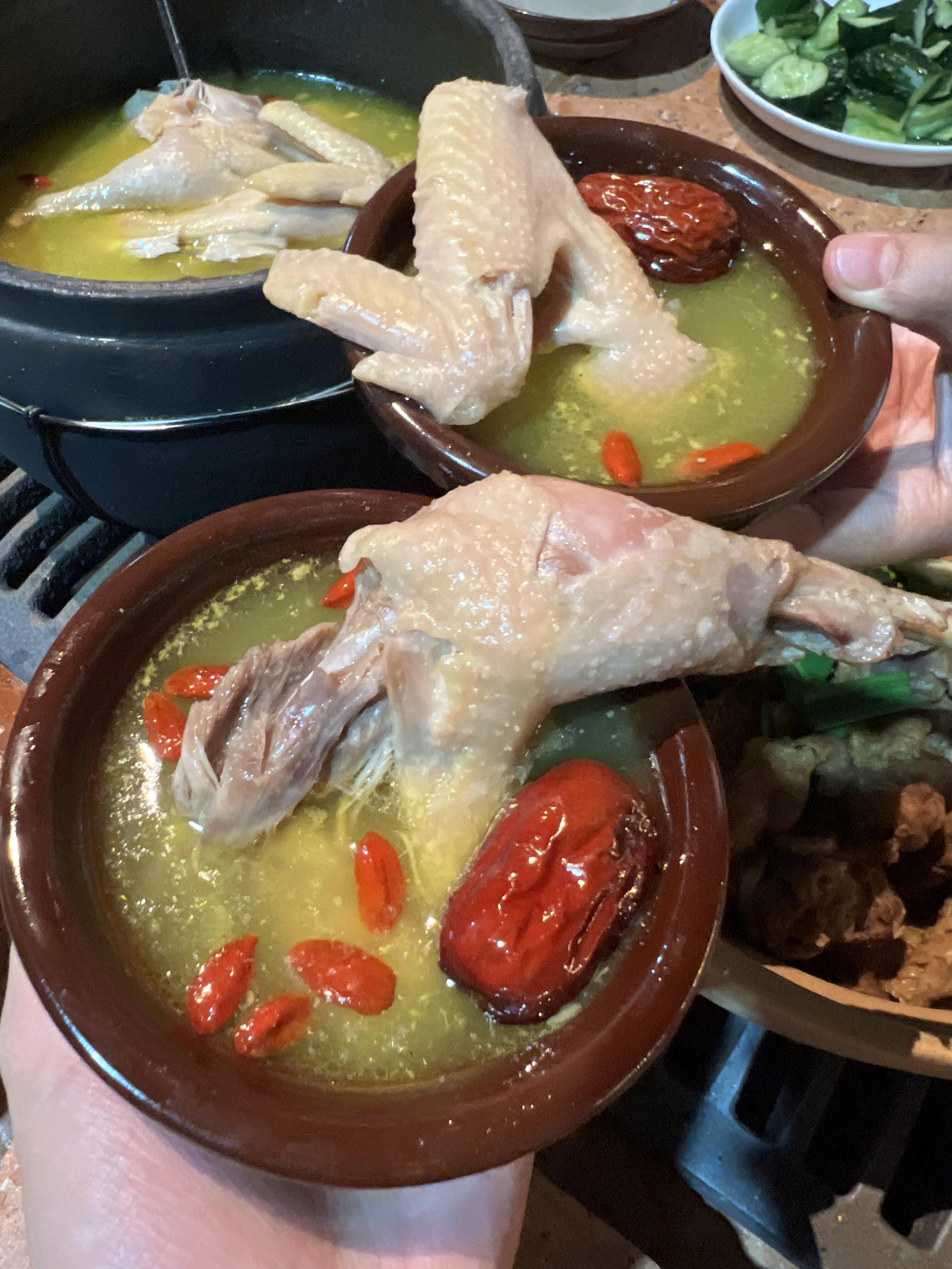 素菜鸡脚煲(鸡脚加什么菜烧好吃)