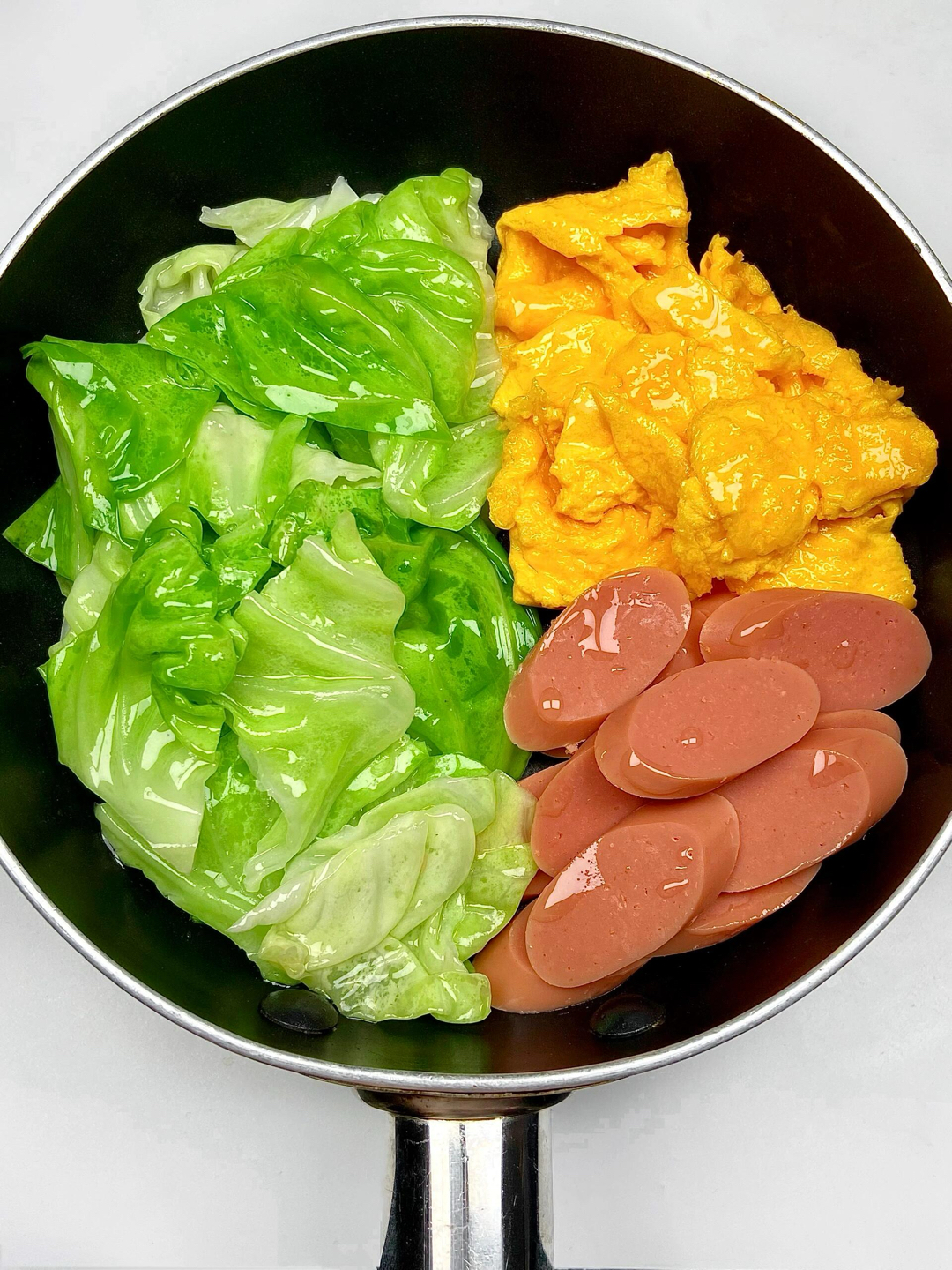 鸡蛋火腿肠素菜卷(鸡蛋饼卷火腿肠的做法)