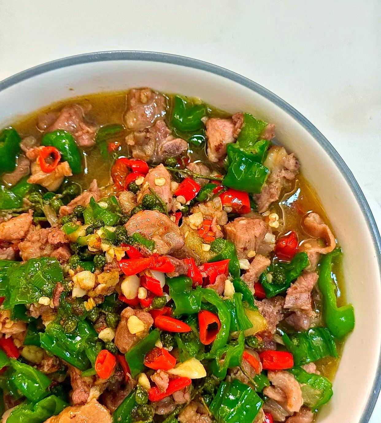 家常炒腊鸭肉(炒腊鸭肉搭配什么最好)