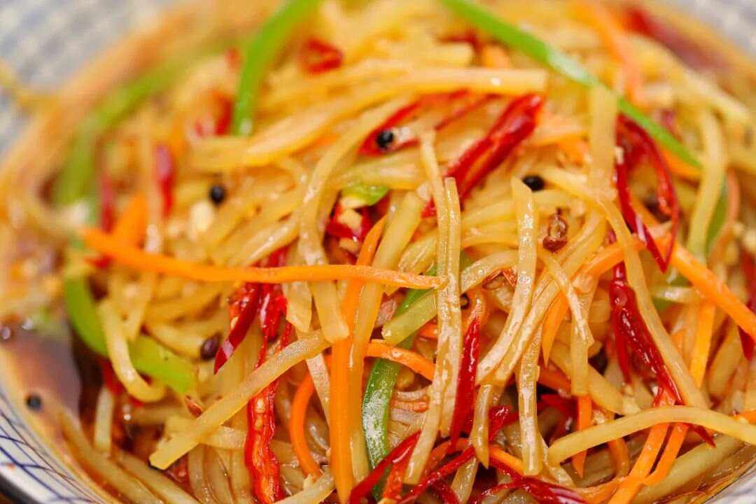 土豆做的素菜(土豆的素菜做法)