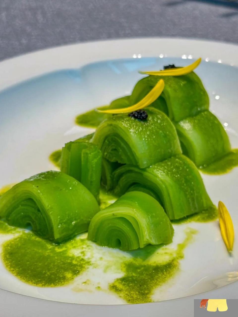 凉菜摆盘蝴蝶造型(凉菜碟子里面的菜如何摆放)