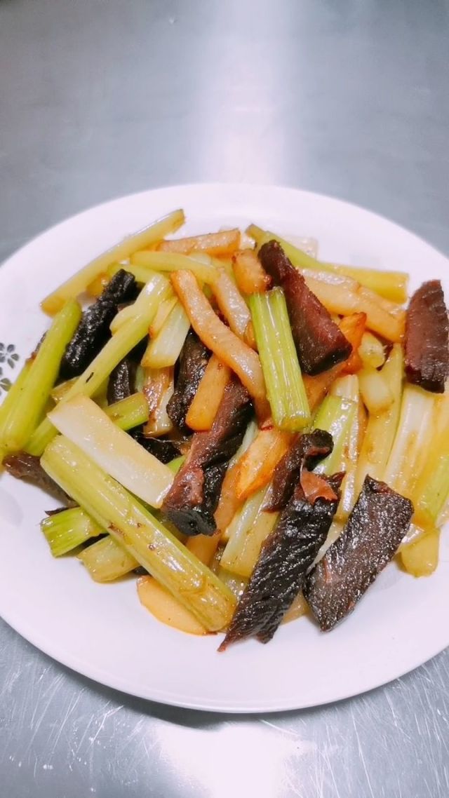 西芹土豆条的特色(西芹土豆片的做法大全)