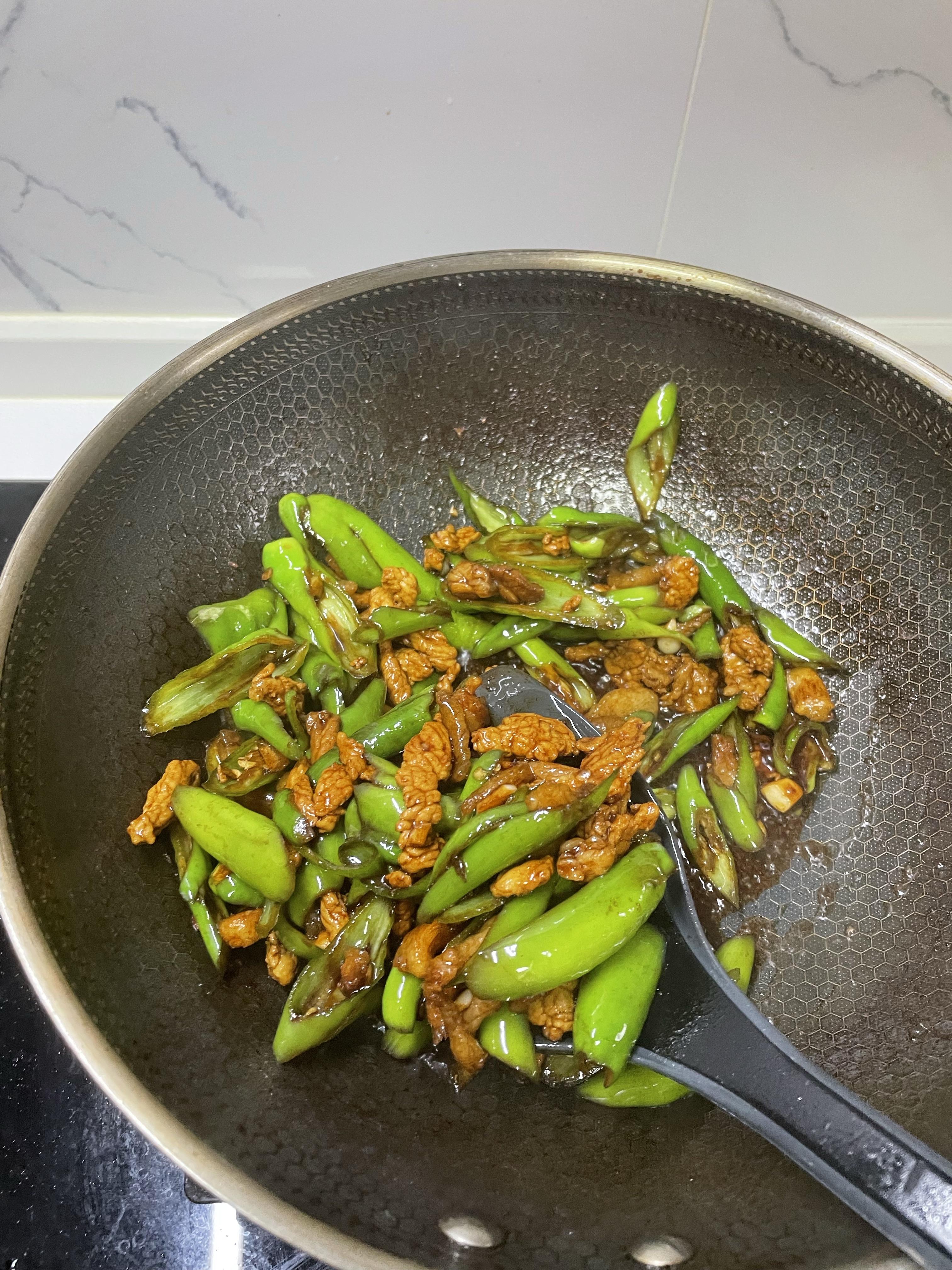 放了一个辣椒炒了个素菜(炒菜放辣椒怎么炒不出来辣味)