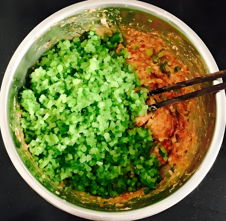 芹菜素菜饺子馅的做法(芹菜素菜饺子馅的做法大全)