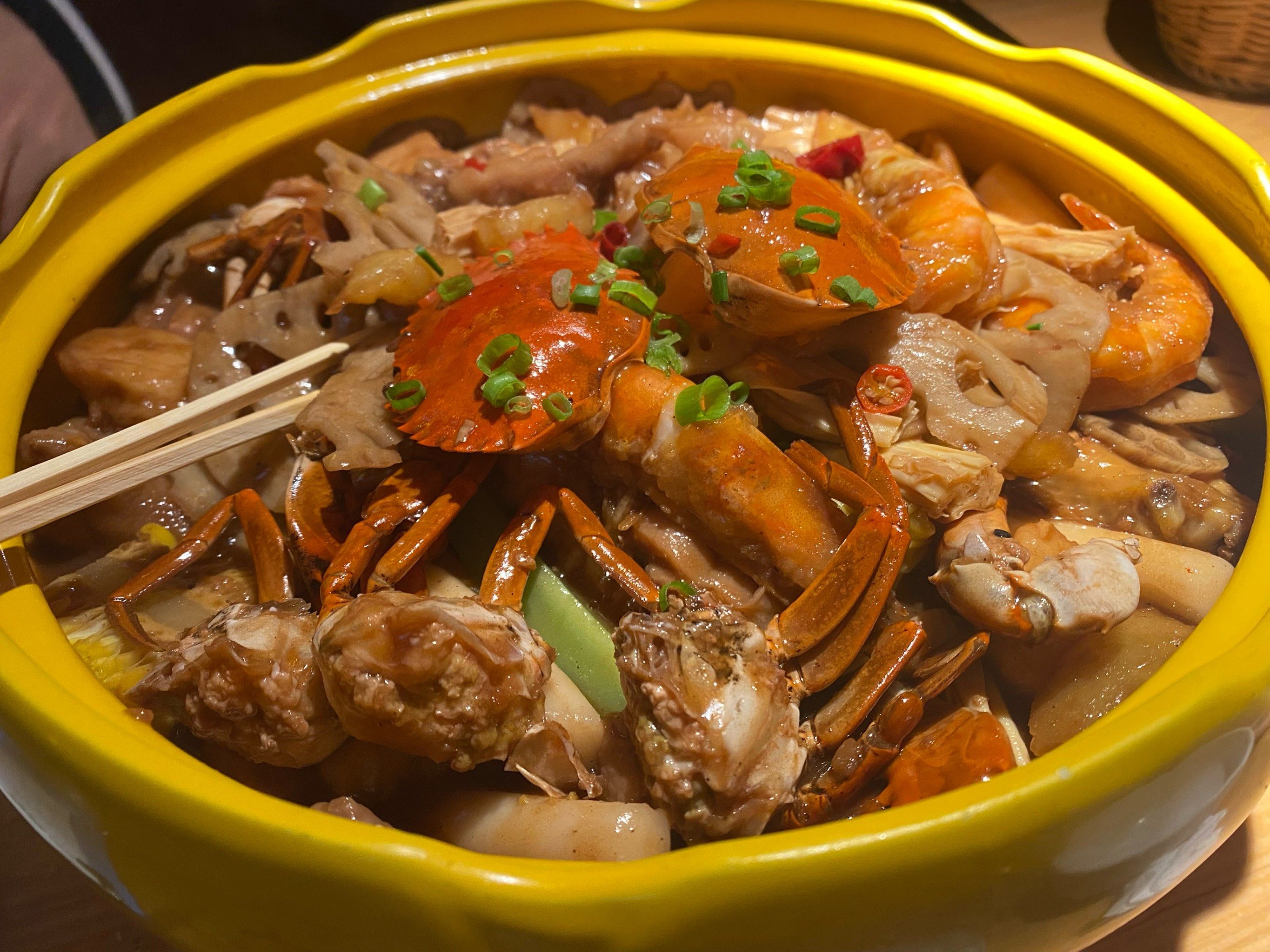 肉蟹煲特色美食(肉蟹煲特色美食有哪些)