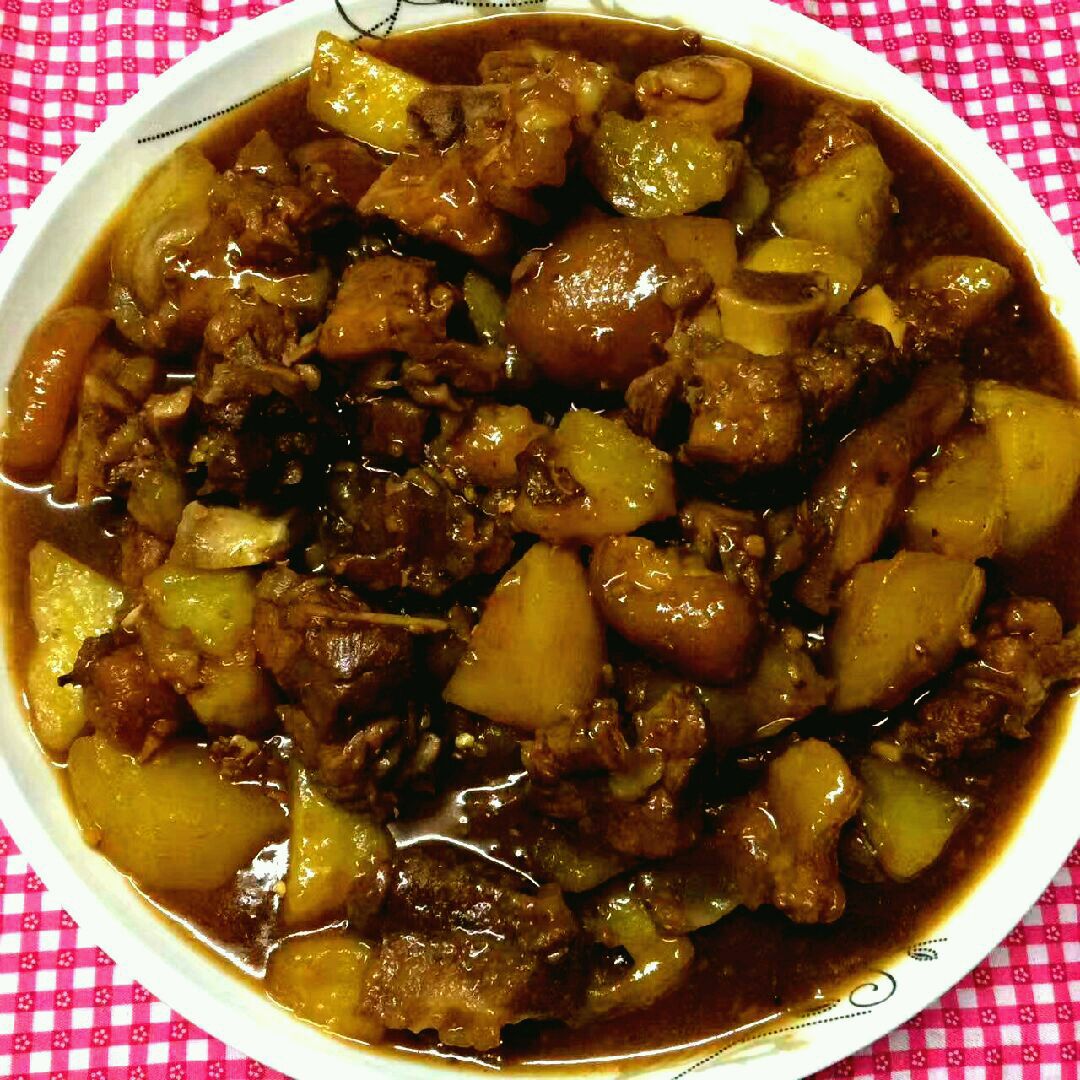 土豆炖猪脚的家常做法(土豆炖猪脚的家常做法大全)