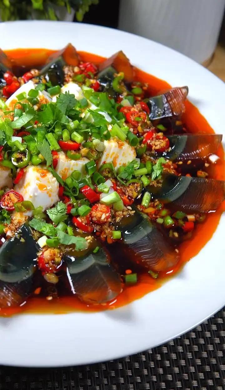 皮蛋豆腐的做法家常(皮蛋豆腐的做法家常视频)