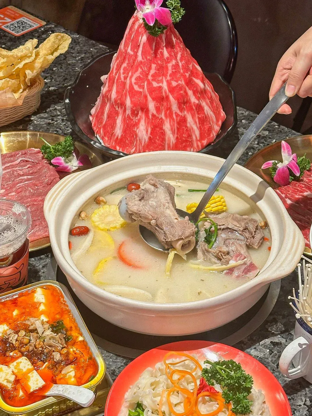 大骨头火锅加什么特色(大骨头火锅加什么特色好吃)