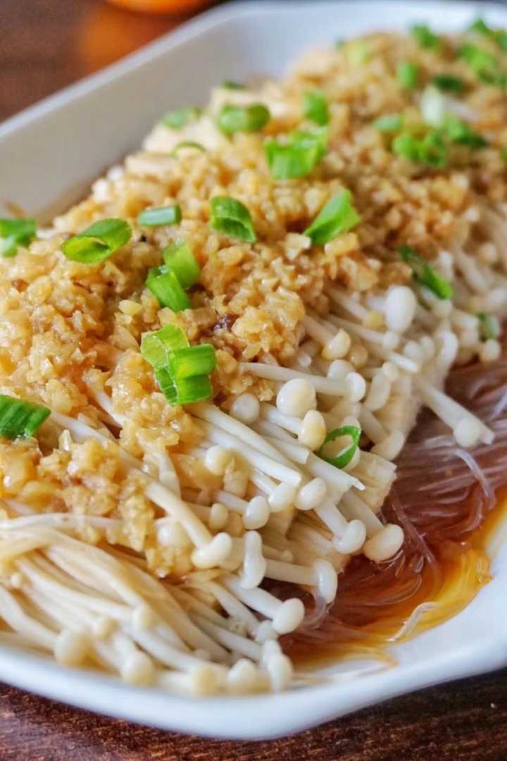 蒜蓉粉丝金针菇家常做法(蒜蓉粉丝金针菇的做法大全窍门)