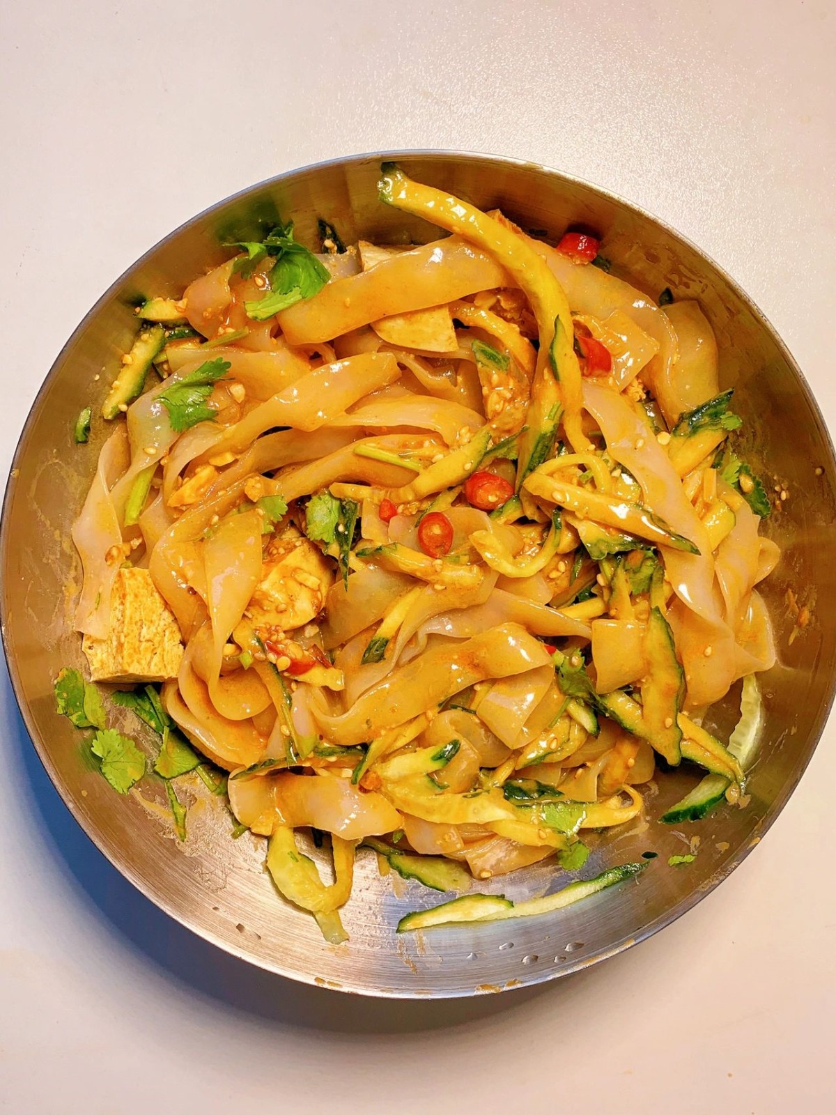 凉菜中的凉皮(凉菜里的凉皮是什么做的)