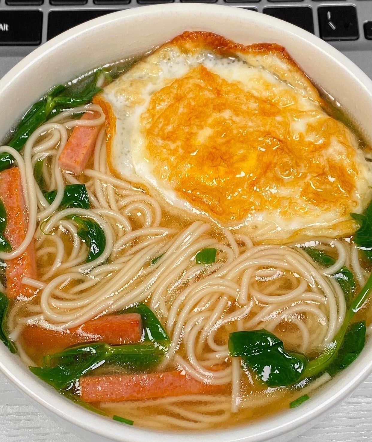 素菜煮鸡蛋面热量(素菜煮鸡蛋面热量多少)