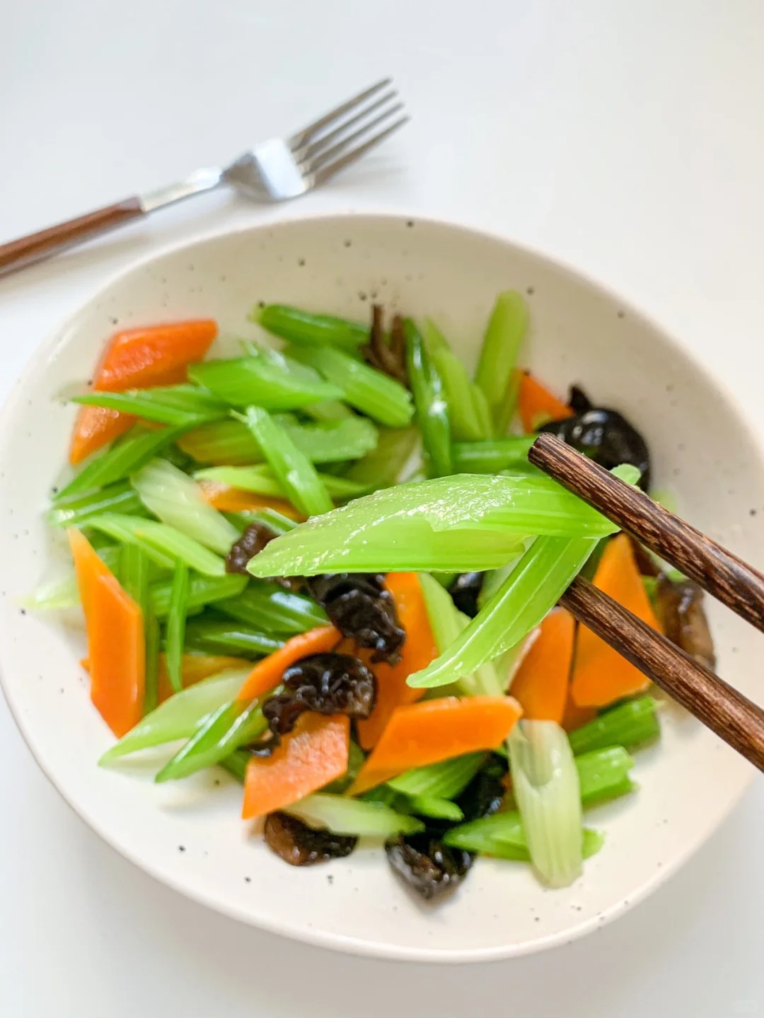 香芹木耳凉菜(香芹拌木耳做法) 香芹木耳凉菜(香芹拌木耳做法)