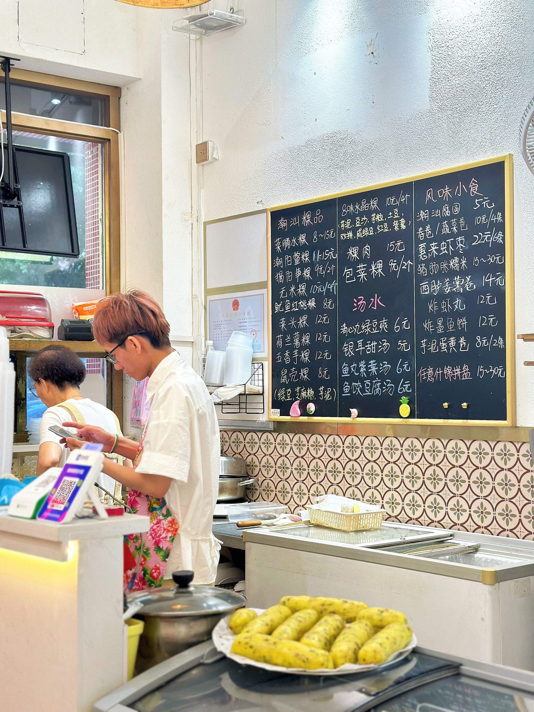 小吃厨房样图(小吃店厨房装修效果图 简单实用)