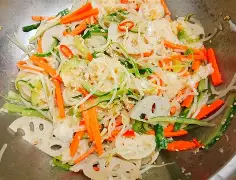 紫色莲花白拌凉菜(紫色莲菜凉拌的做法) 紫色莲花白拌凉菜(紫色莲菜凉拌的做法)