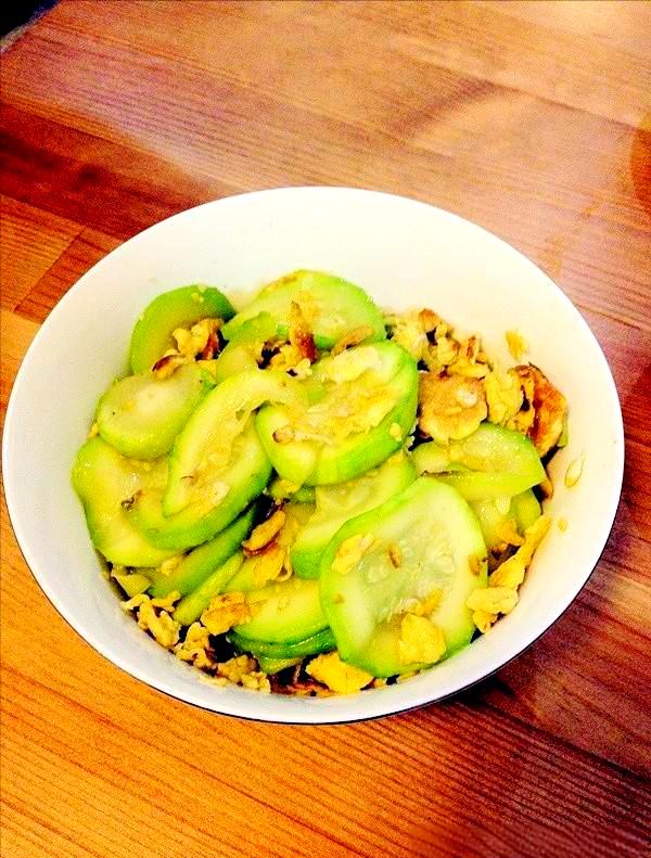 南瓜炒鸡蛋做法大全家常(南瓜炒鸡蛋怎么做好吃又简单)