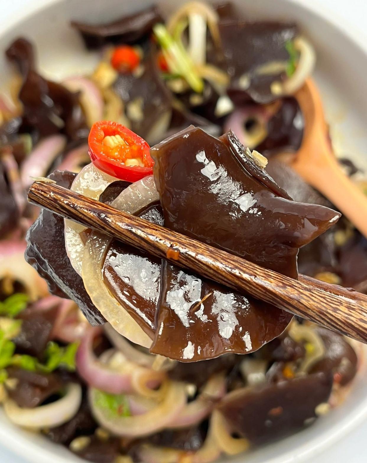 凉菜木耳拌洋葱做法(木耳洋葱凉拌菜怎么做)