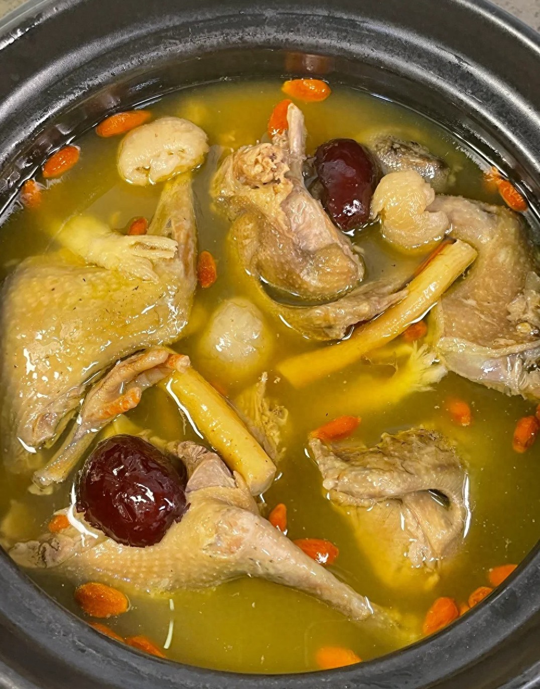 鸽子汤里可以加素菜吗(鸽子汤可以放什么菜好吃)