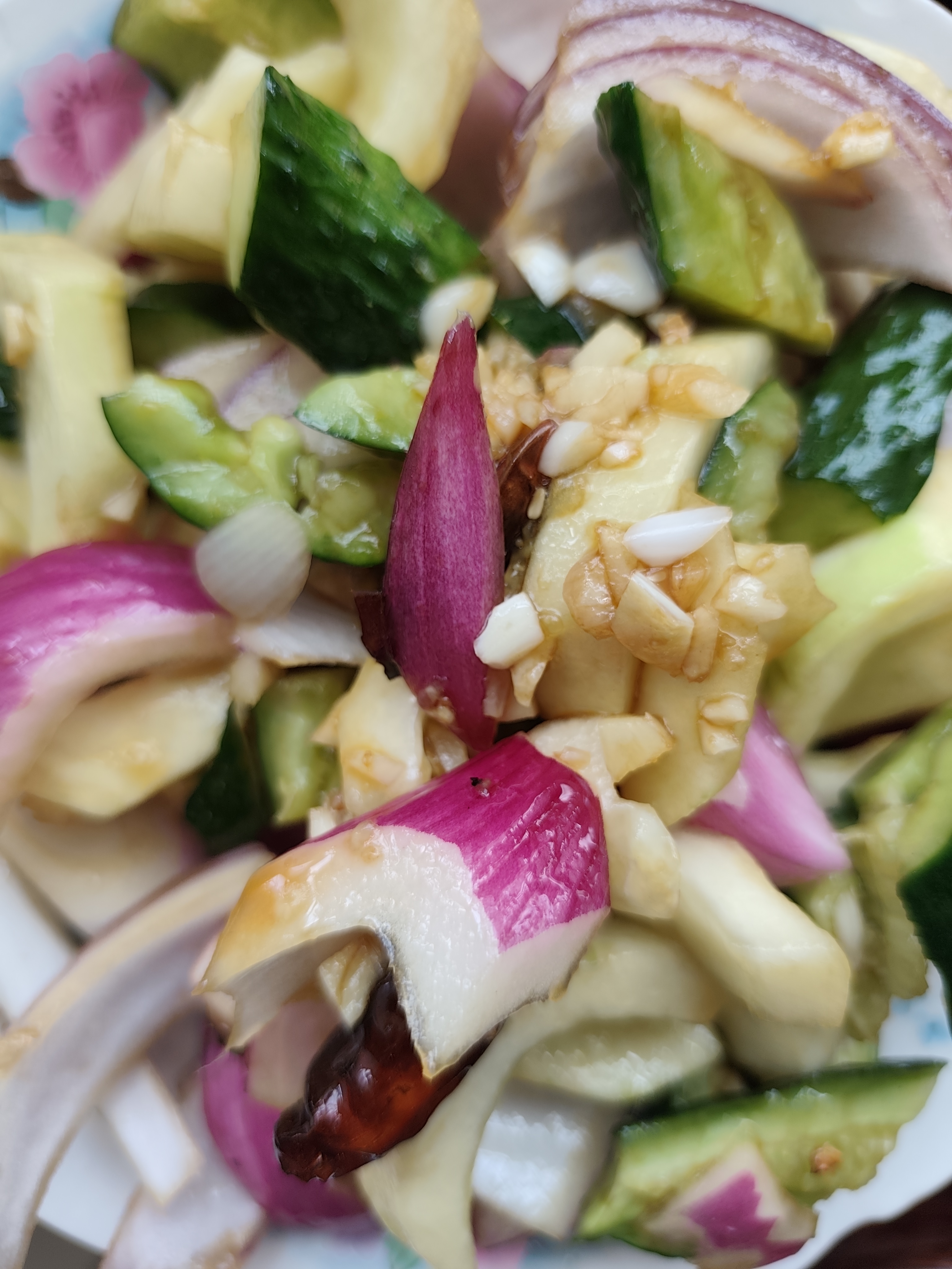 黄瓜芹菜怎么拌凉菜(芹菜拌黄瓜对身体有什么好处)