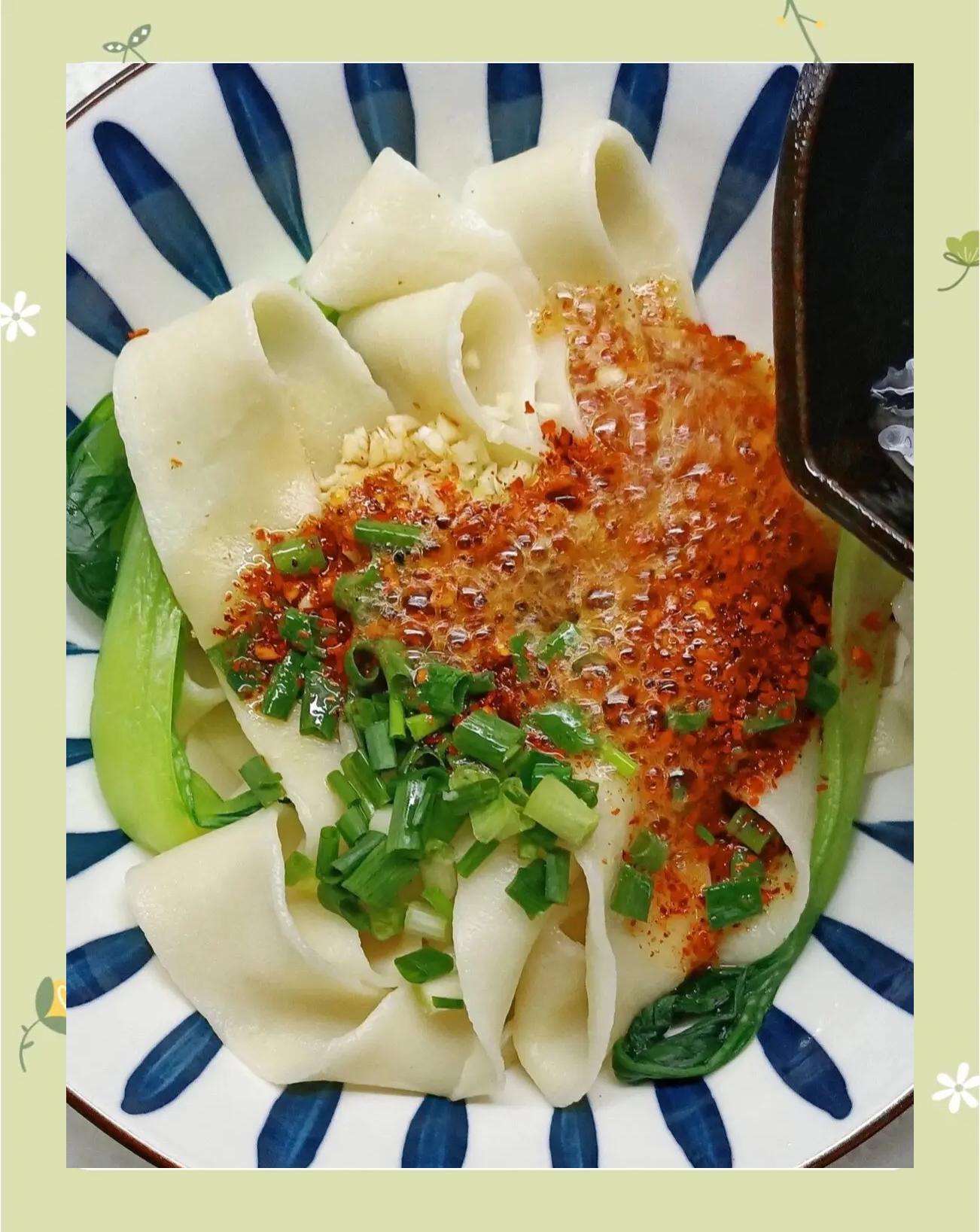 家常油泼面做法(家常油泼面怎么做视频)