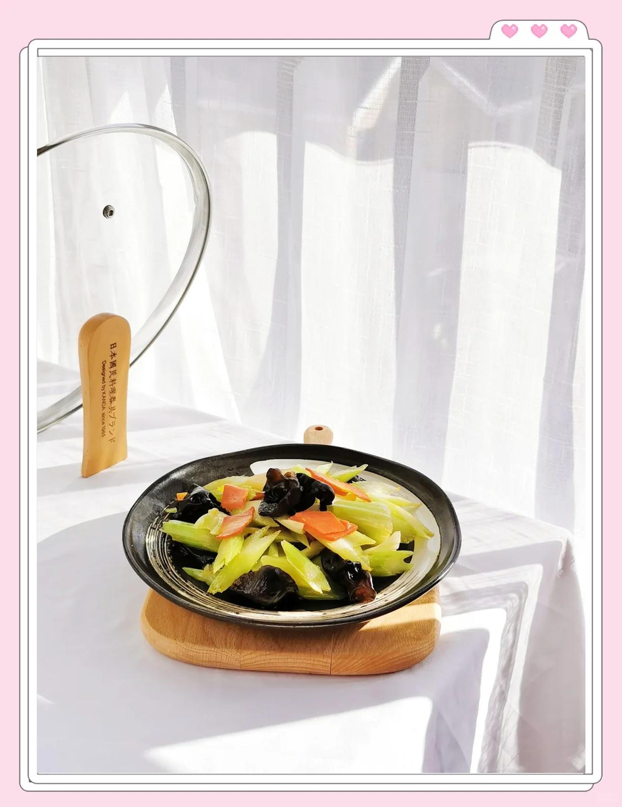 西芹的家常做法(腰果拌西芹的家常做法)