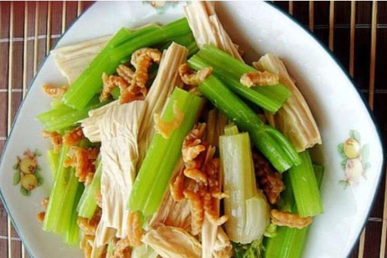 银耳芹菜凉菜的做法(银耳芹菜凉菜的做法视频)