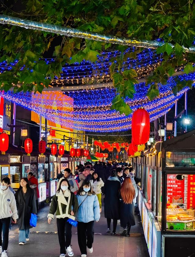 王府井小吃一条街(王府井小吃一条街地铁哪个口出)