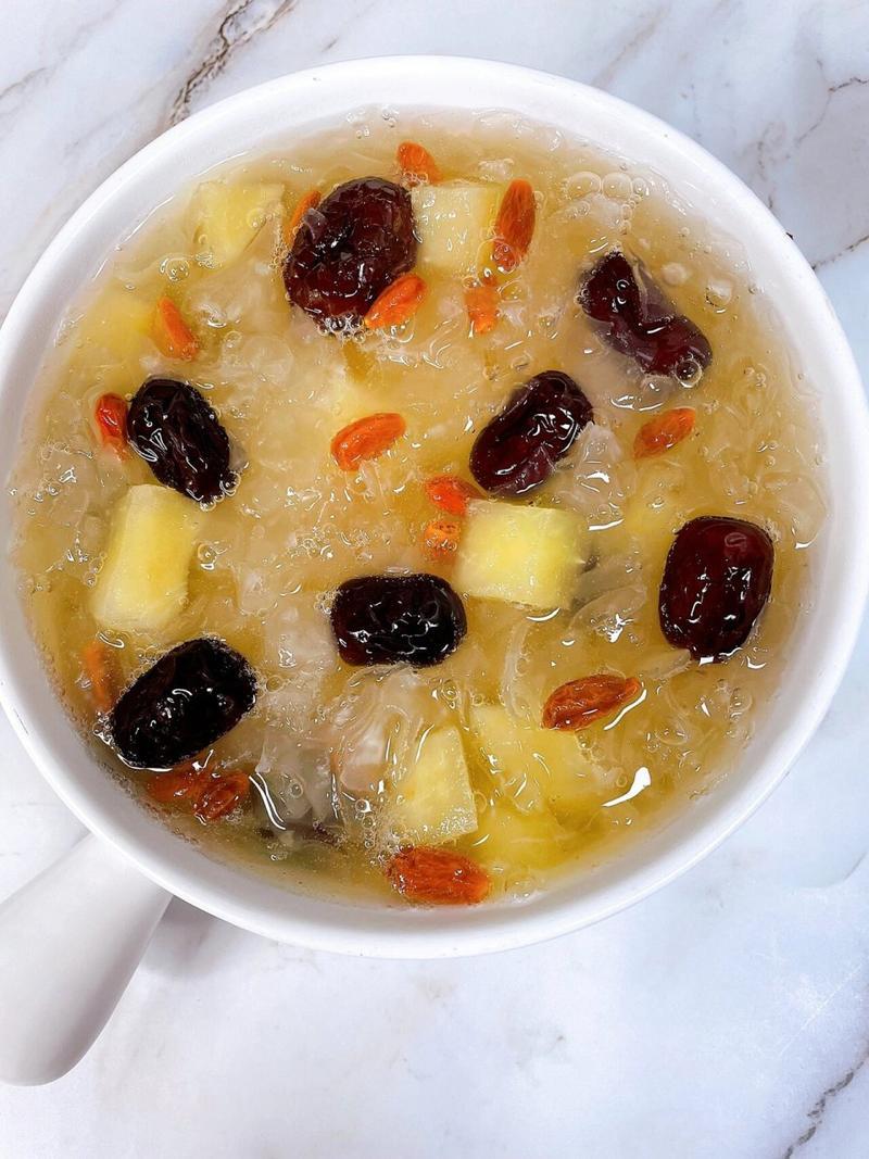 早餐银耳羹配什么(早晨银耳汤搭配什么)