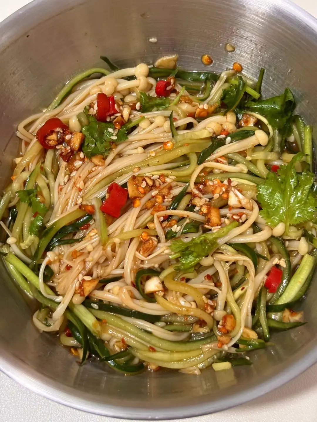 金针蘑黄瓜凉菜(金针蘑菇拌凉菜怎么做切黄瓜丝)