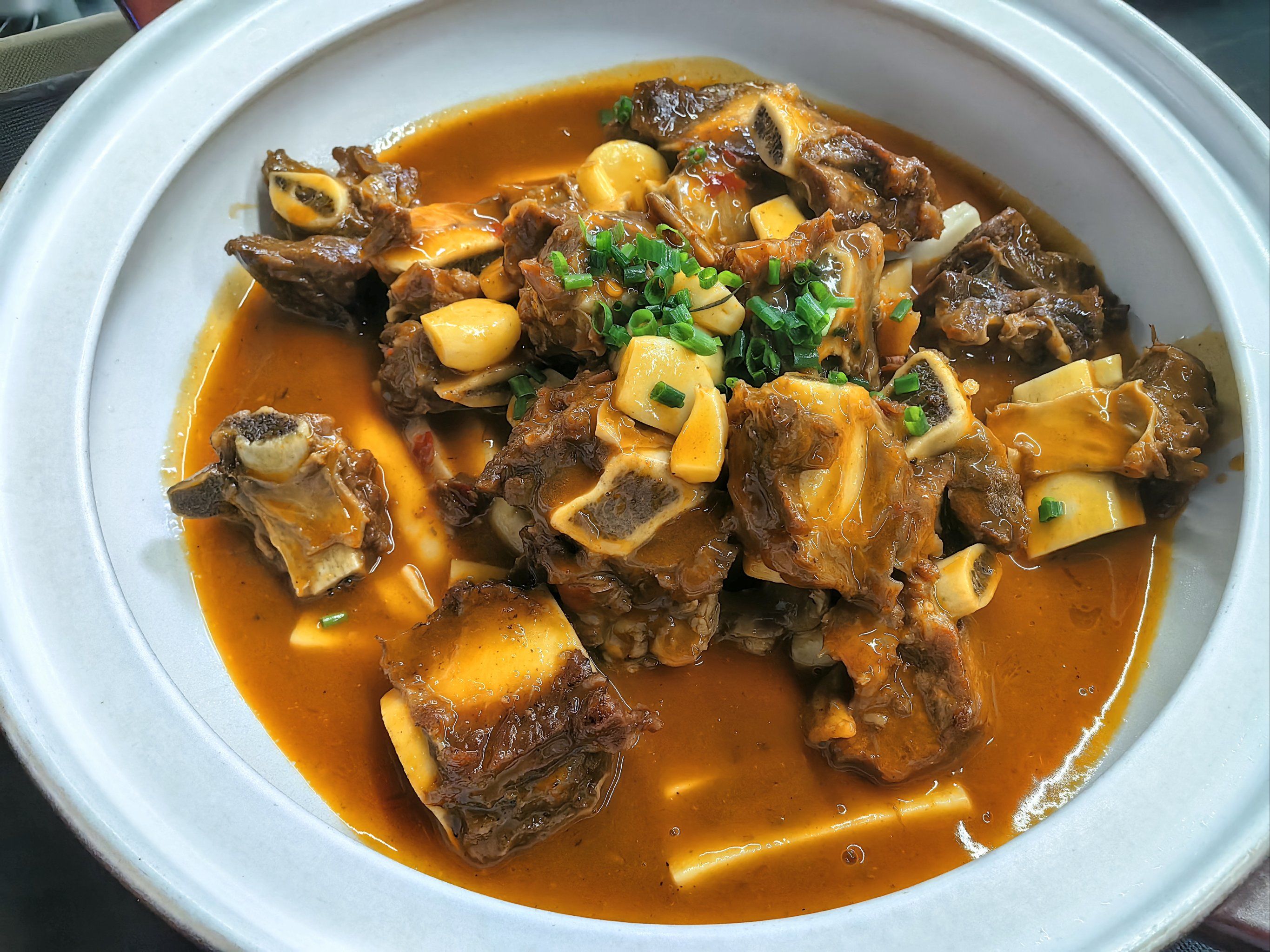 特色炖牛肋排饭店(特色炖牛肋排饭店怎么做)