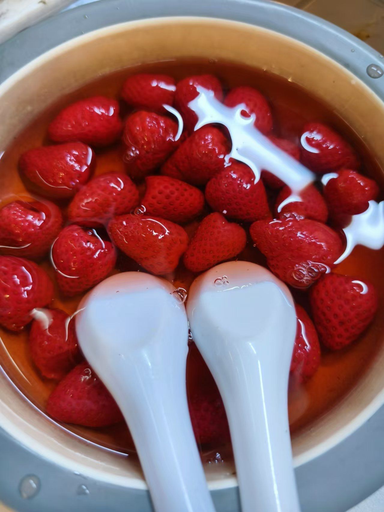 草莓拌的凉菜(草莓凉粉的做法视频窍门)