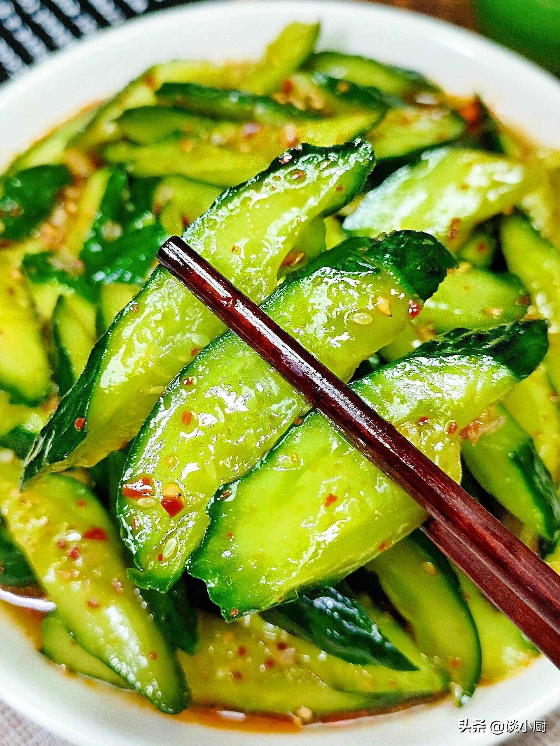 凉菜黄瓜什么盘子好看(凉菜黄瓜什么盘子好看一点)