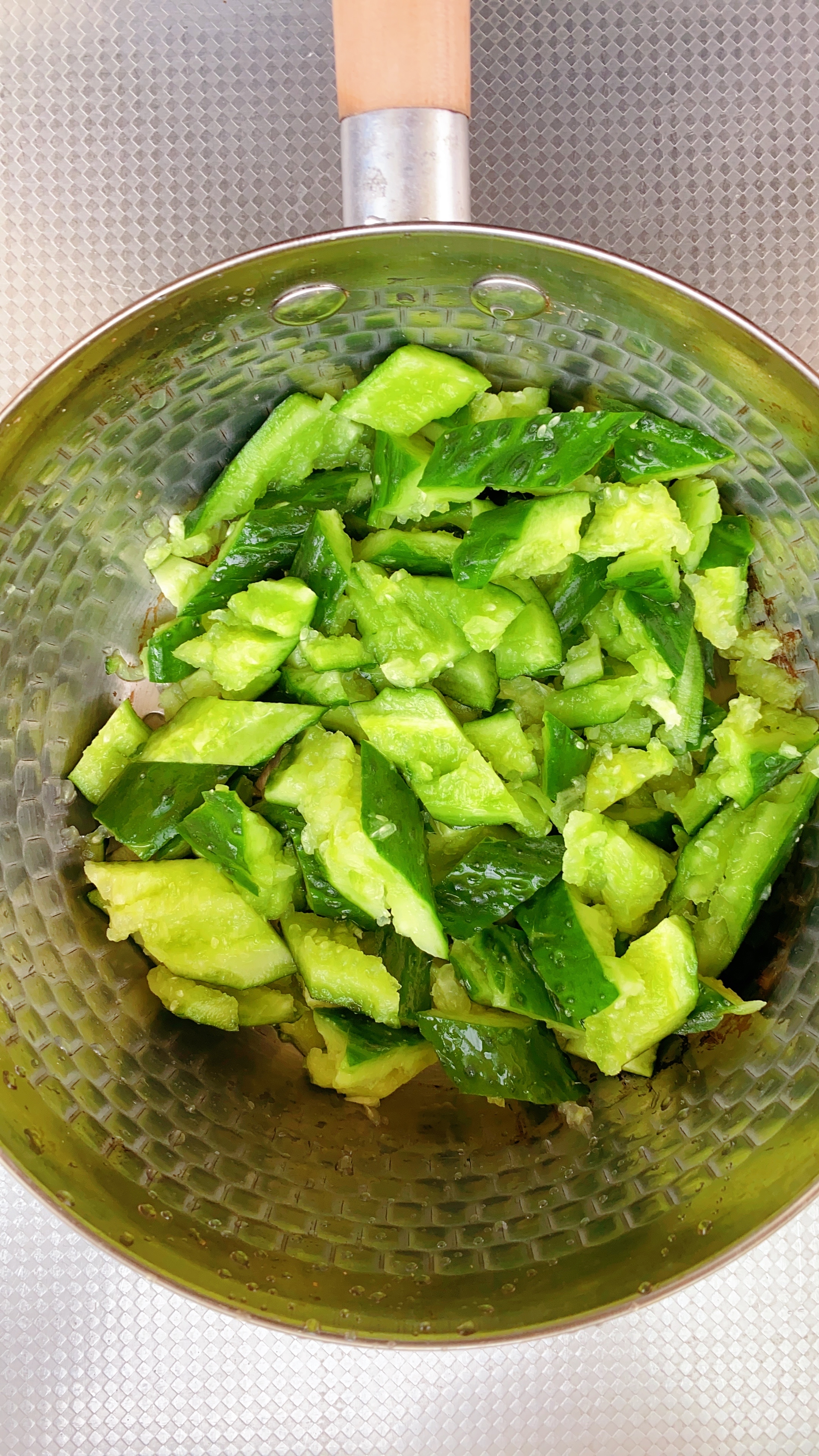 凉菜黄瓜什么盘子好看(凉菜黄瓜什么盘子好看一点)