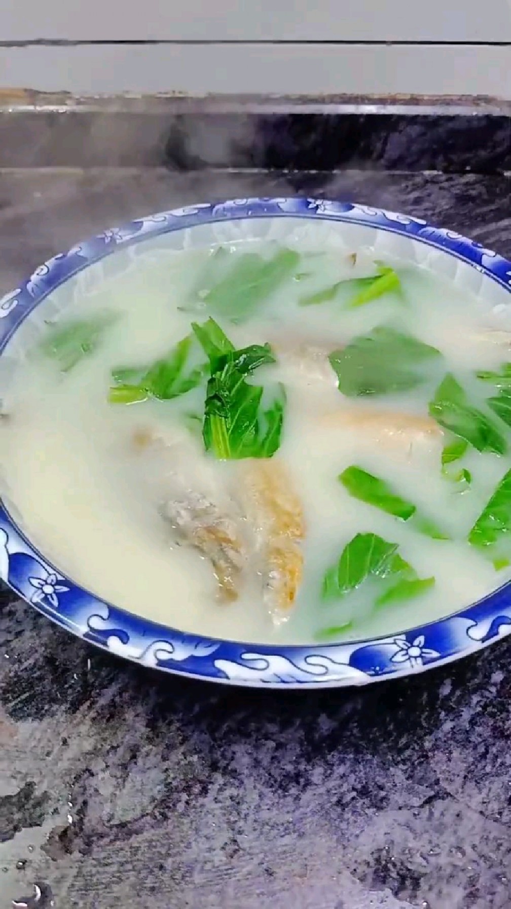 鱼汤里能住什么素菜(鱼汤里放什么蔬菜最有营养)