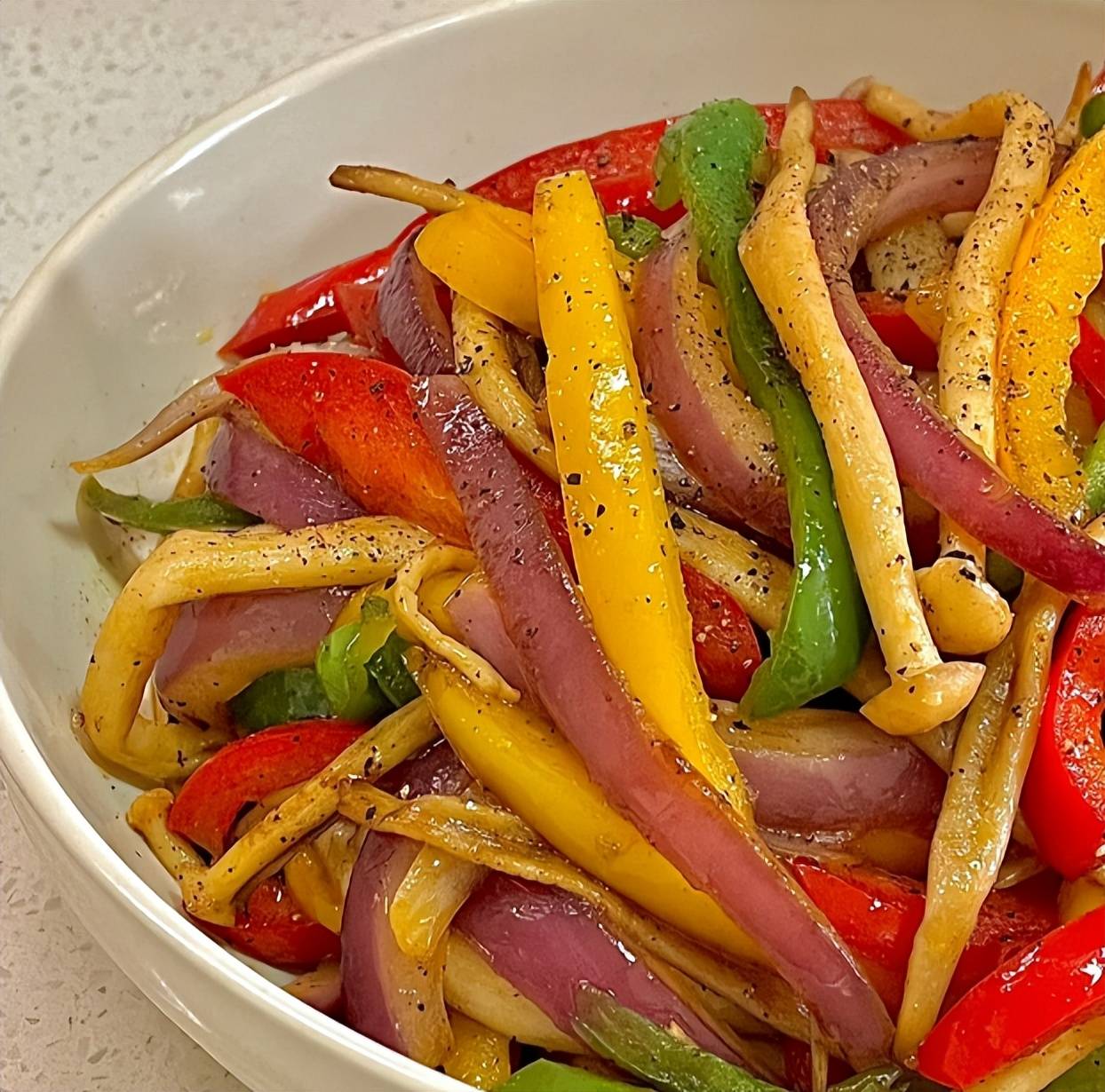 凉菜彩椒拌番茄(凉拌彩椒怎么做好吃又简单)