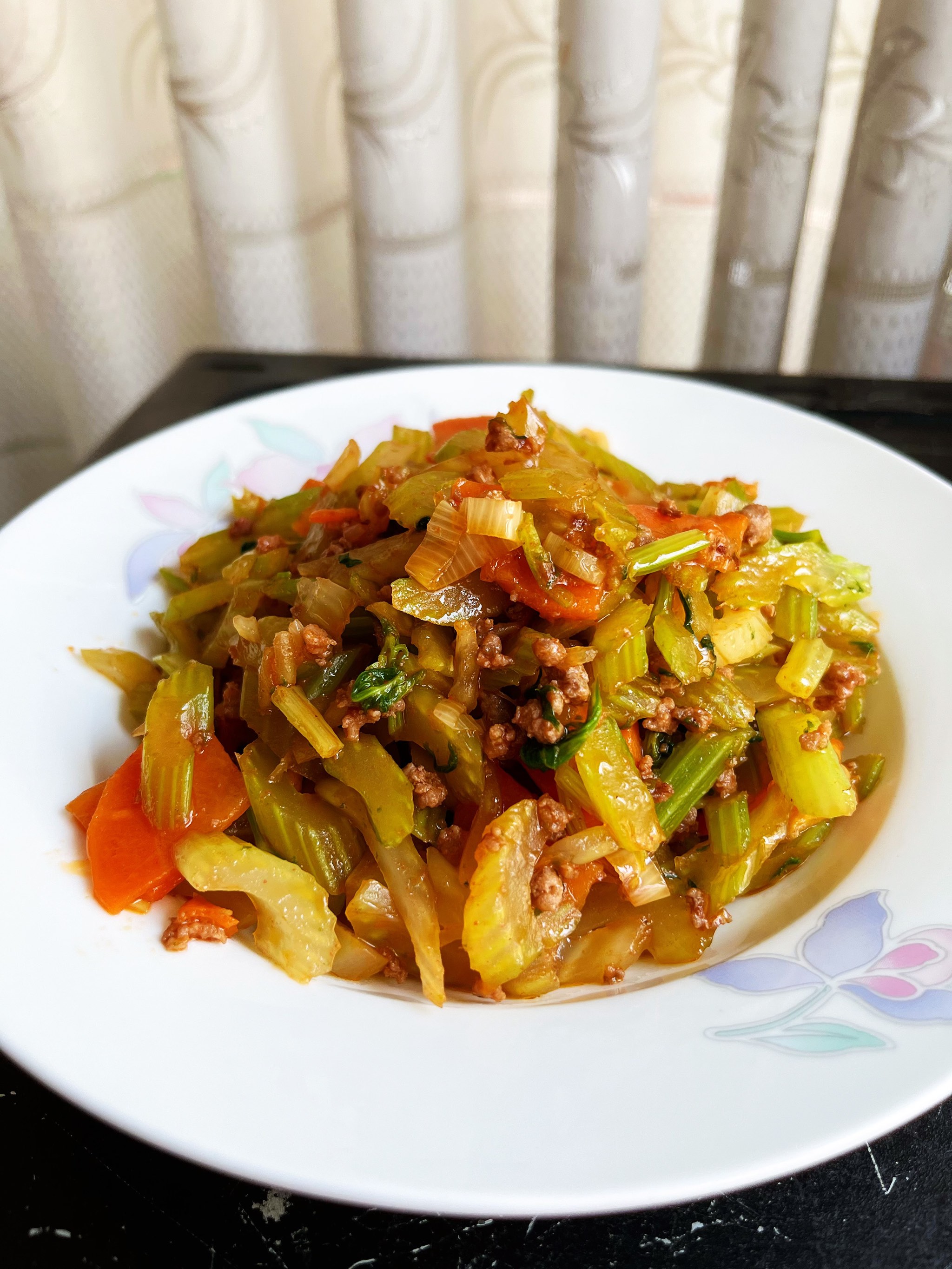 芹菜素菜怎么炒好吃(芹菜素菜怎么炒好吃窍门)