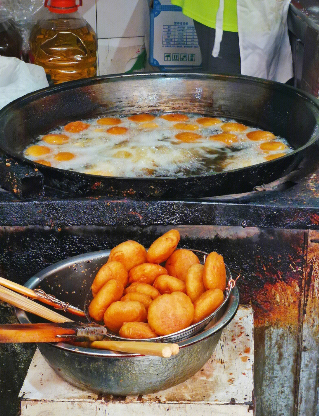 卖油炸小吃(摆摊卖油炸小吃有哪些工具)
