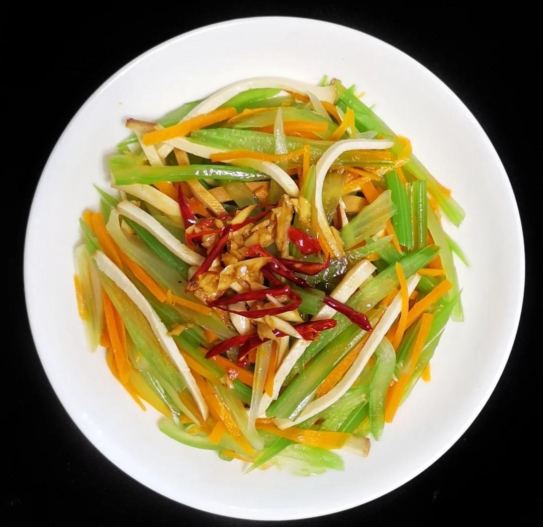 芹菜的凉菜(芹菜凉菜怎么做窍门)